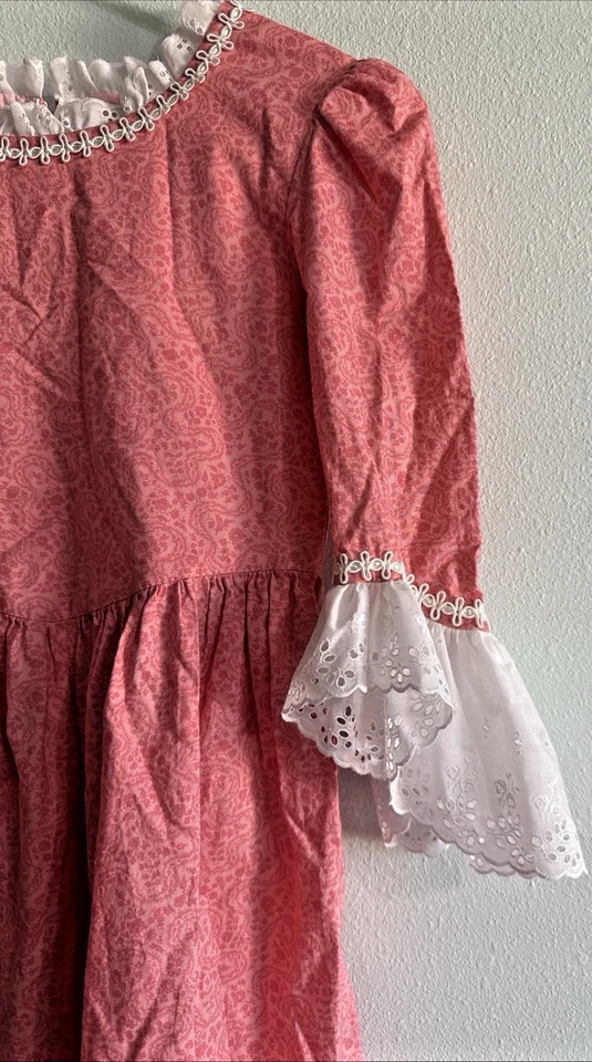 Vestido Rosa G. Whizz Co Niñas Colonial Victoriano Estampado Floral Detalle Encaje Talla 8 Foto 2 de 4