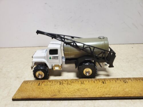 Toy Ertl International Liquid Fertilizer Sprayer Boom Truck, 1/64 - Picture 2 of 6