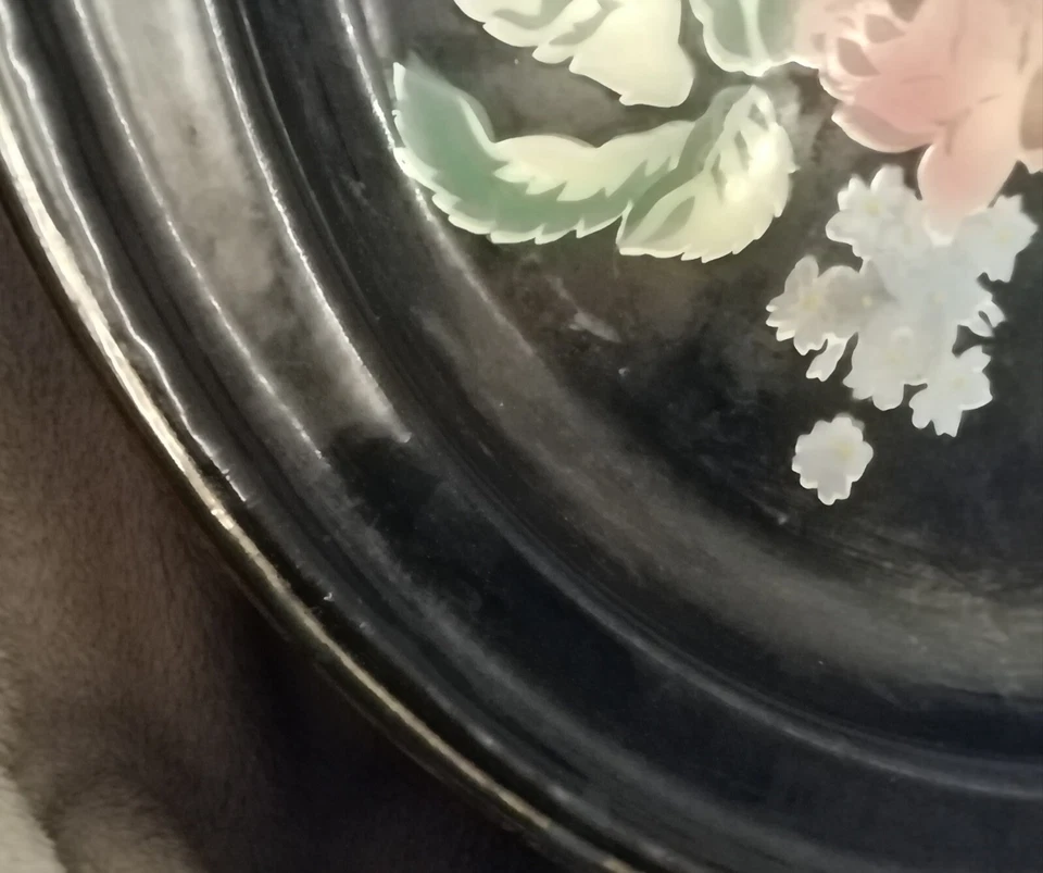 ANCIEN PLAT Rond grande assiette EN TÔLE ÉMAILLÉE Décor Fleurs roses noir - Photo 3/4