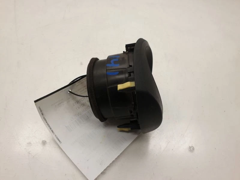 Toyota Prius C 2013 dos bisel del tablero del lado del conductor con ventilación Foto 2 de 4