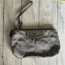 PREOWNED COACH SIGNATURE PRINT GREY CLUTCH WRISTLET ZIP TOP POUCH WOMENS 