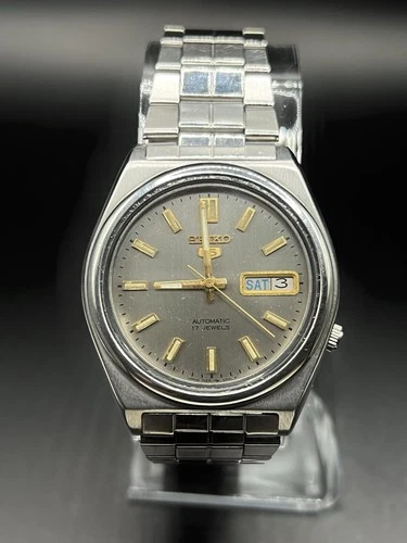 Vintage Seiko 5 7009-876A Automatic 17JSilver Sunburst Dial Day Date Japan