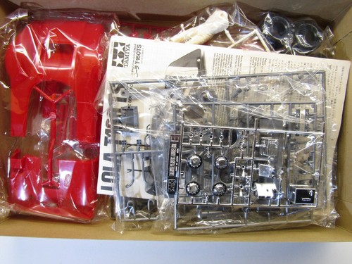 Tamiya 1:18 Scale Lola T-160 Chev TS Team Surtees Model Kit # 10004*2600 CanAm - Picture 3 of 11