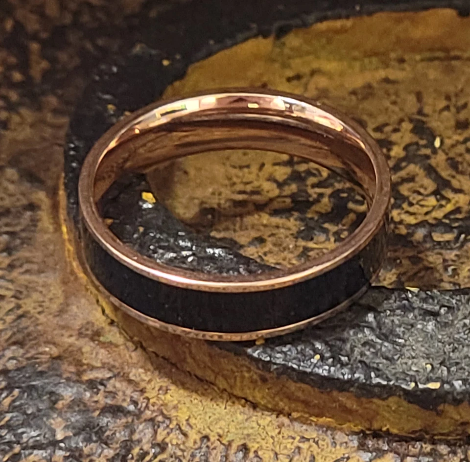 Anel de casamento masculino de tungstênio ouro rosa real com incrustação de cerâmica preta anel masculino - Imagem 4 de 4