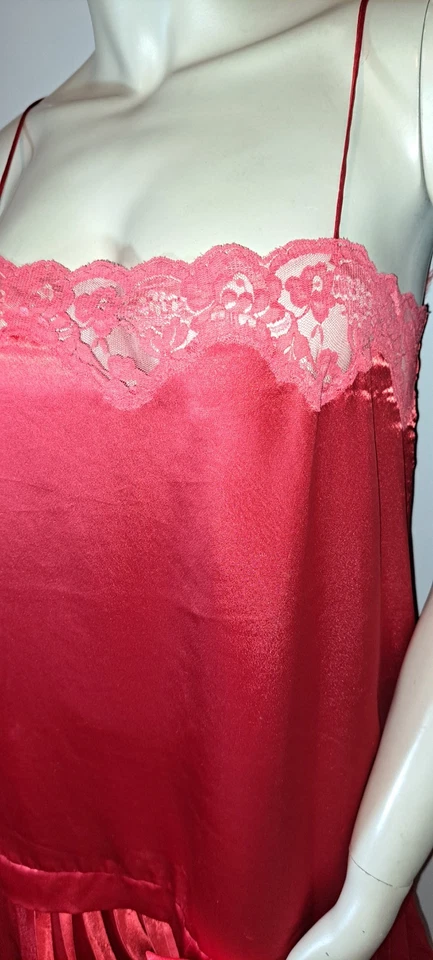 Sexy Camisón Fantasías Ocultas Rojo Poli Satinado De Colección Chemise Cintura Caída Leer Foto 3 de 4