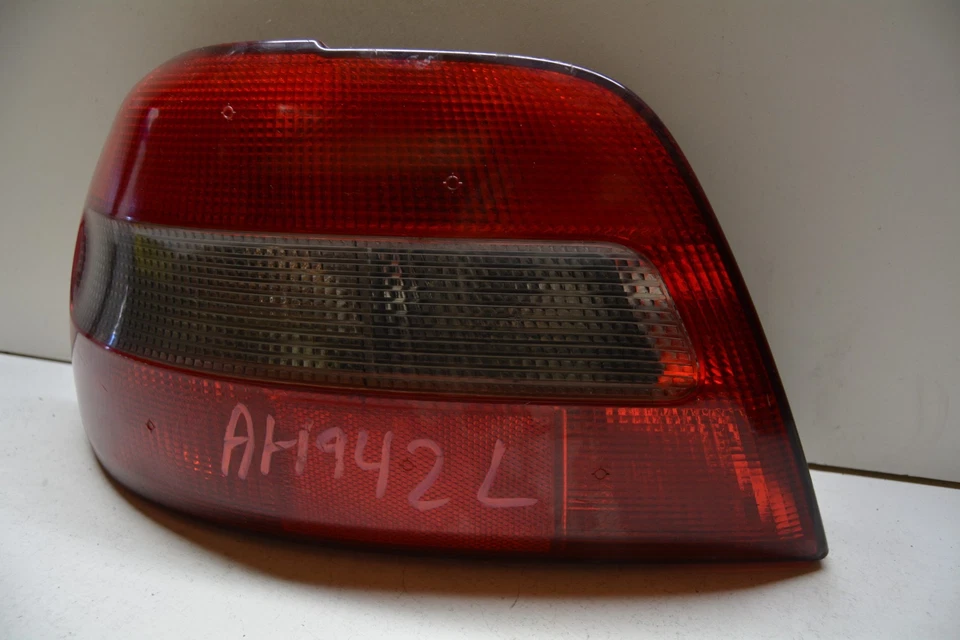 2000-2004 VOLVO 40 SERIES LEFT DRIVER SIDE TAIL LIGHT LAMP OEM, 166-59053 - Image 3 of 4