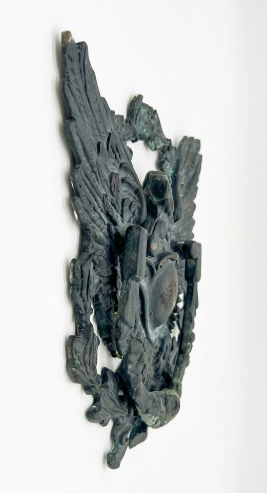 Llamador de puerta águila figurativo de latón negro del siglo XX Foto 3 de 4