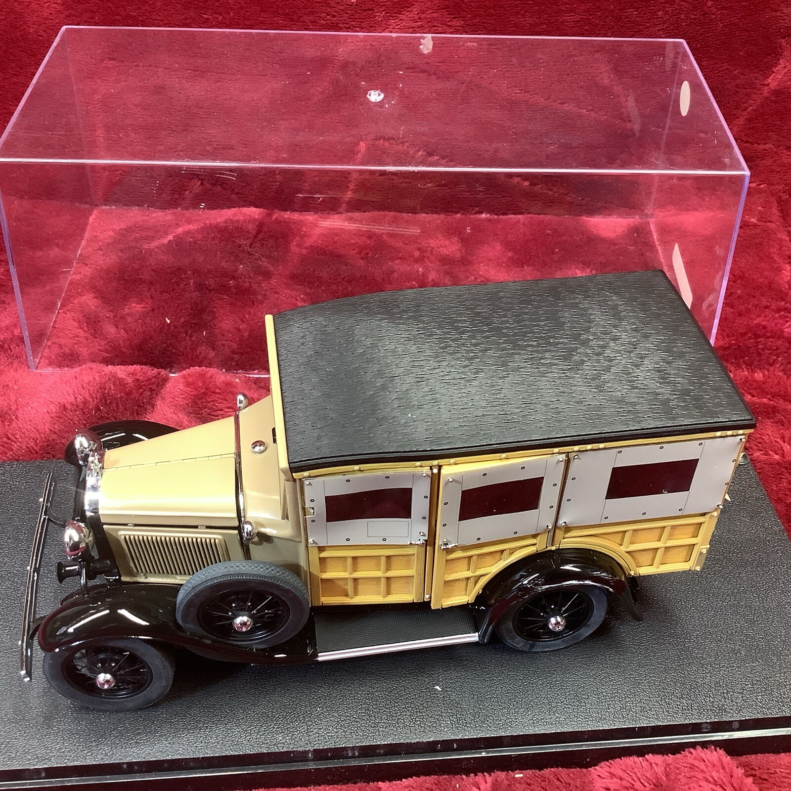 Danbury Mint 1931 Ford Model A Woody Station Wagon 1/24 Diecast & Display Case