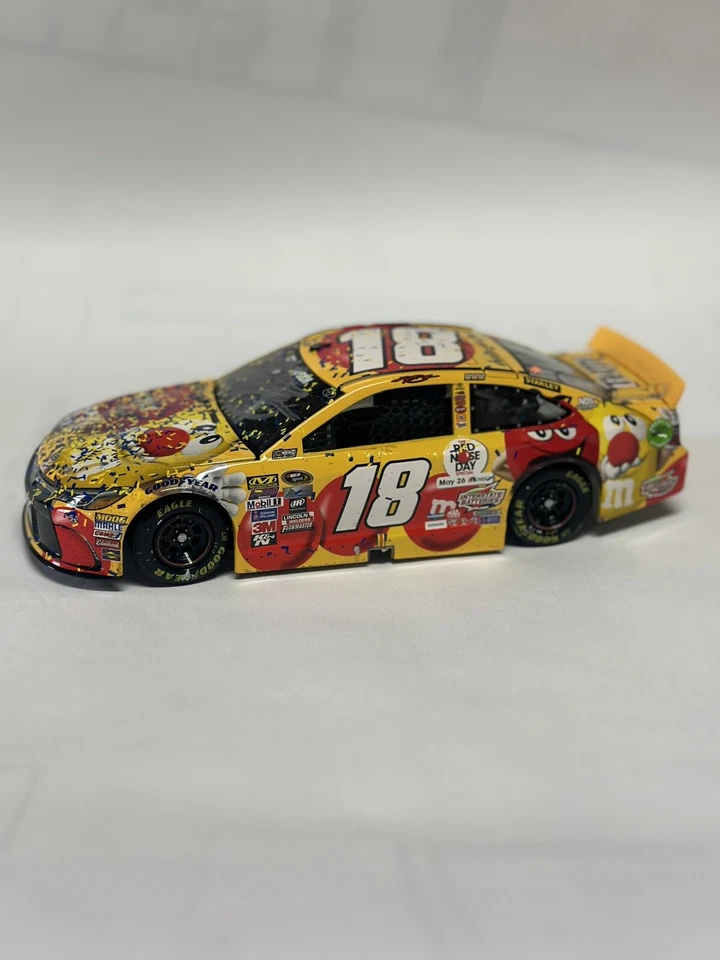 *Autografiado* Raro 2016 Kyle Busch M&M Red Nose Day Kansas Win versión de carreras Foto 3 de 4