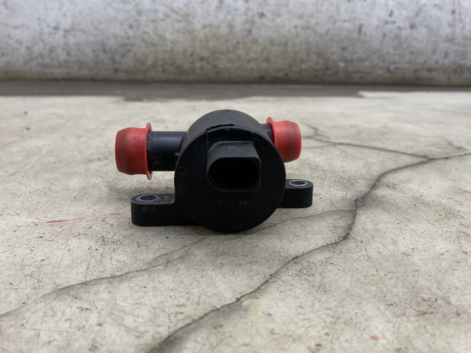 2015-2020 BENTLEY BENTAYGA OEM HEATER CONTROL COOLANT SOLENOID VALVE 4H0121671D
