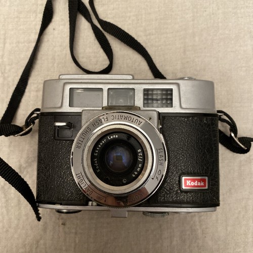 Macchina fotografica Kodak automatica 35F con scatola e flash Sylviania vintage non testata - Foto 2 di 20
