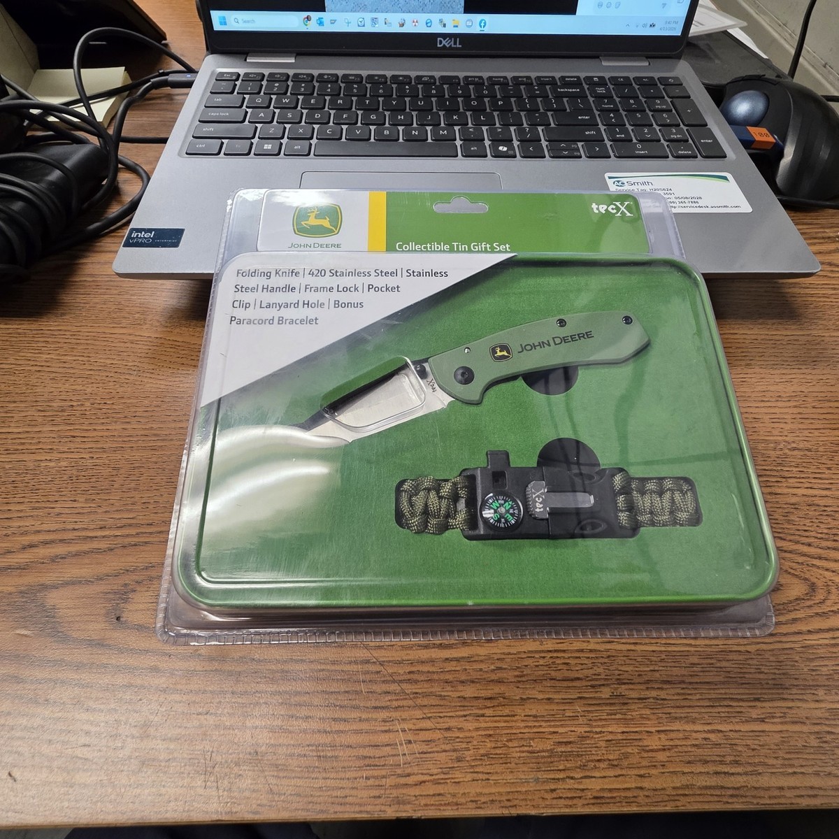 John Deere Folding Knife Gift Set Tin tecX Paracord Bracelet New