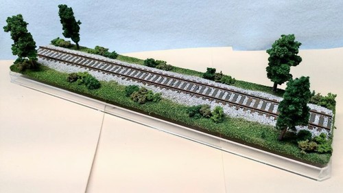 HO SCALE 16" SINGLE TRACK HO TRAIN DISPLAY CASE -SUMMER SCENE FOR ANY HO - Picture 8 of 12