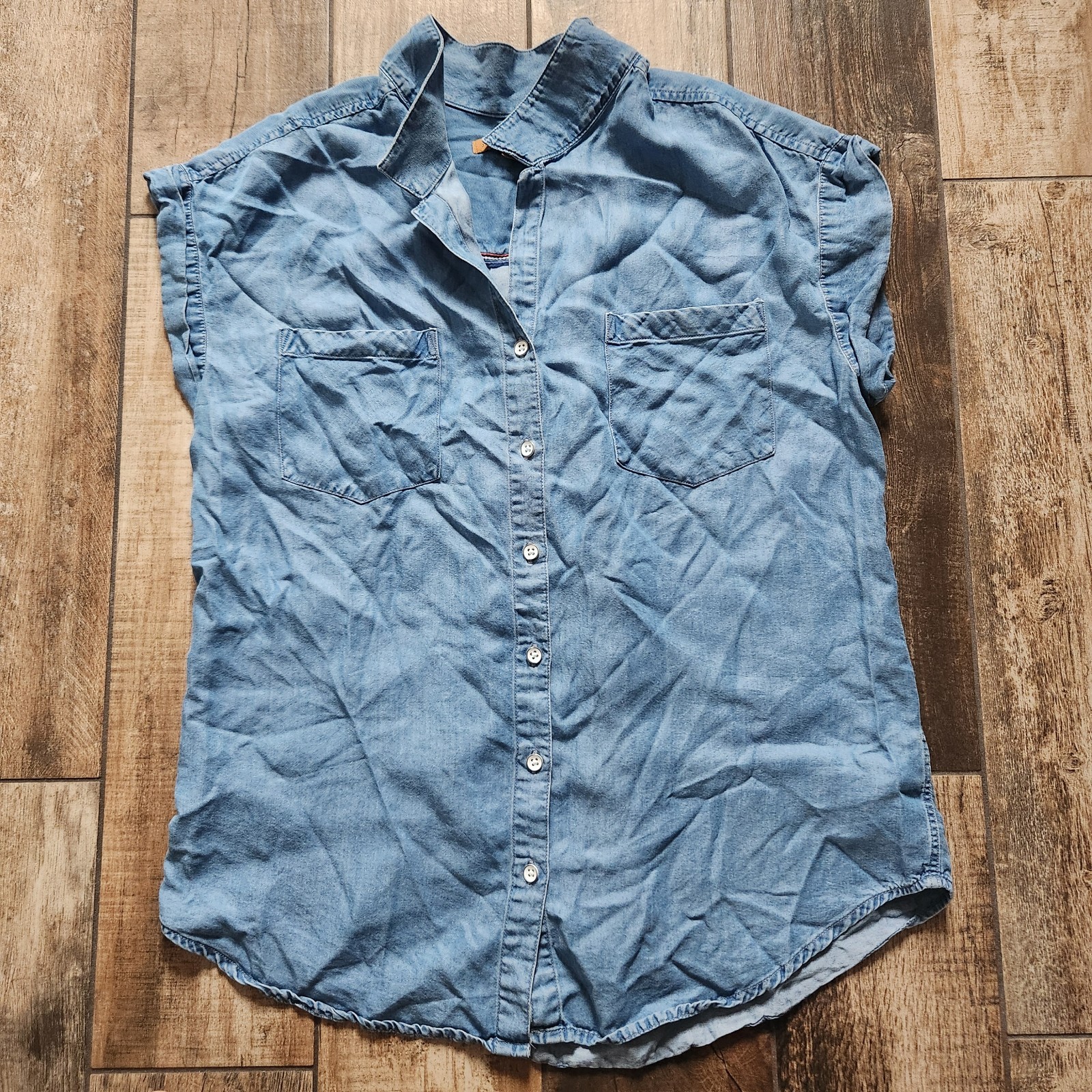 Jachs Girlfriend Blue Chambray Denim Shirt Women's Size M Short Sleeve Tencel