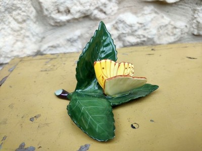 Herend Porzellan gelber Schmetterling auf dunkelgrünem Blatt