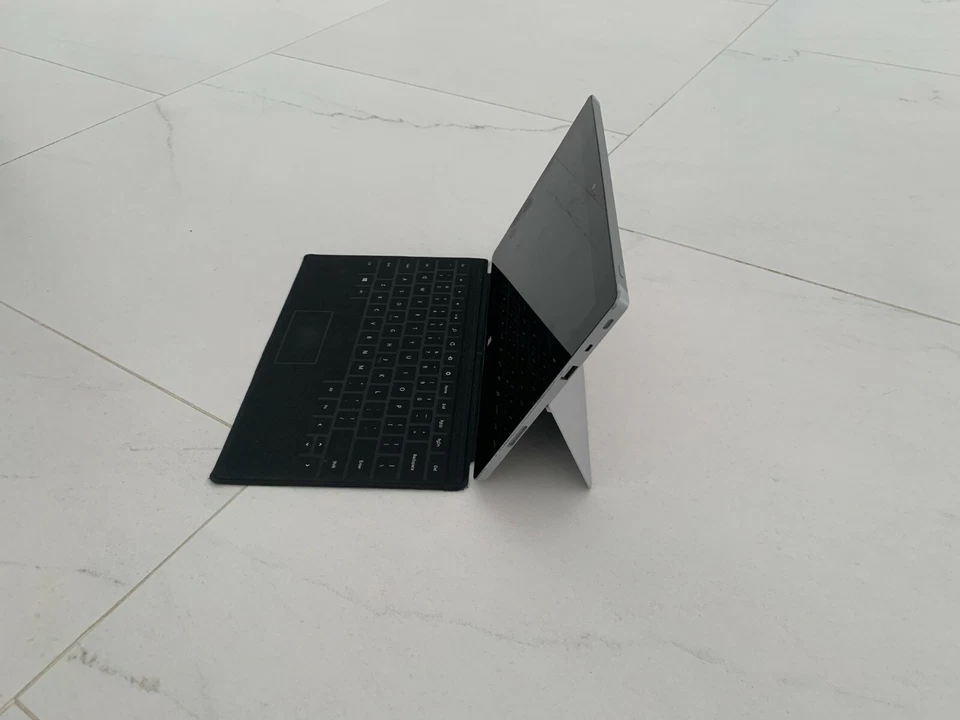 Microsoft Surface 2 32GB, Wi-Fi, 10.6in - Bundled, For Parts Only Sold As Is - Image 2 of 4