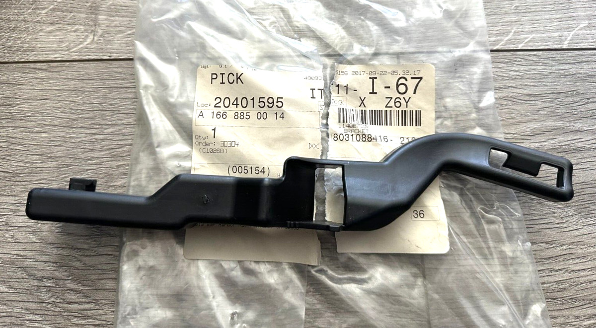 BRAND NEW 2012-2015 MERCEDES ML350 ML550 ML63 BUMPER PLUG BRACKET 