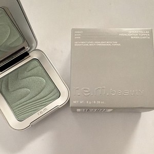 r.e.m. beauty Interstellar Highlighter Topper Highlighter Mama Earth 0.28 oz