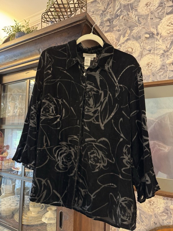 Coldwater Creek Women’s Plus 1X Black/Gray Floral Velvet Collared Blouse