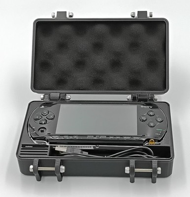 PSP 本体。 カセット。 入れ物。 PSP 1000 Protective Carrying Case - Holds 4 Games, USB Cable, 4