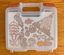 Gros lot ArtBin avec 20 feuilles magnétiques et environ 220 matrices coupées et gaufrées