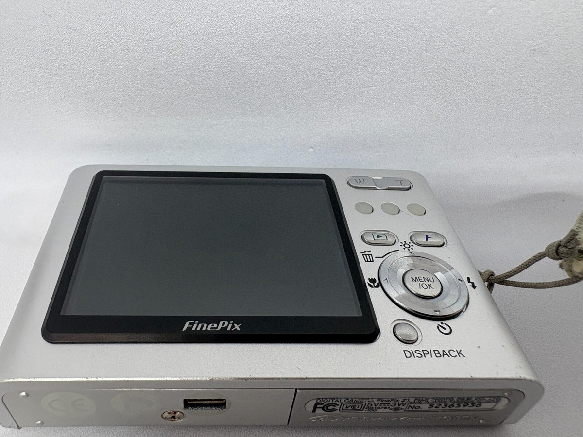 フジフィルム　FINEPIX Z1シルバー Fujifilm FinePix Z Series Z1 5.1MP Digital Camera - Silver