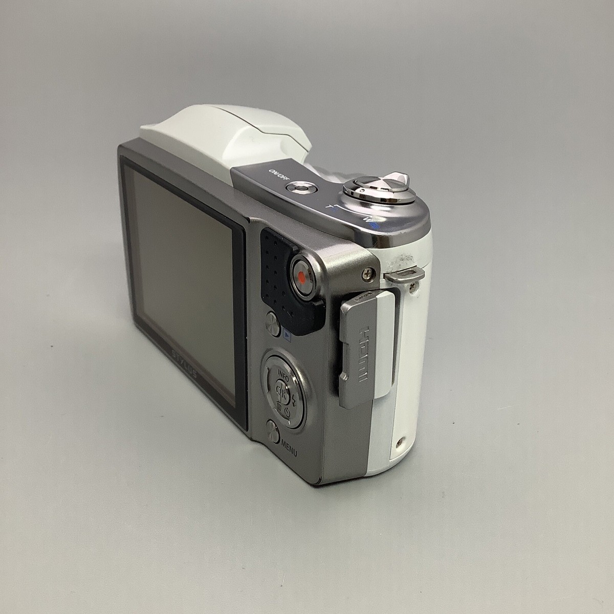 お値下げ　オリンパス Olympus STYLUS 　SZ-16 シルバー Olympus DigitalCamera Stylus Sz-16 1600 Megapixel Cmos
