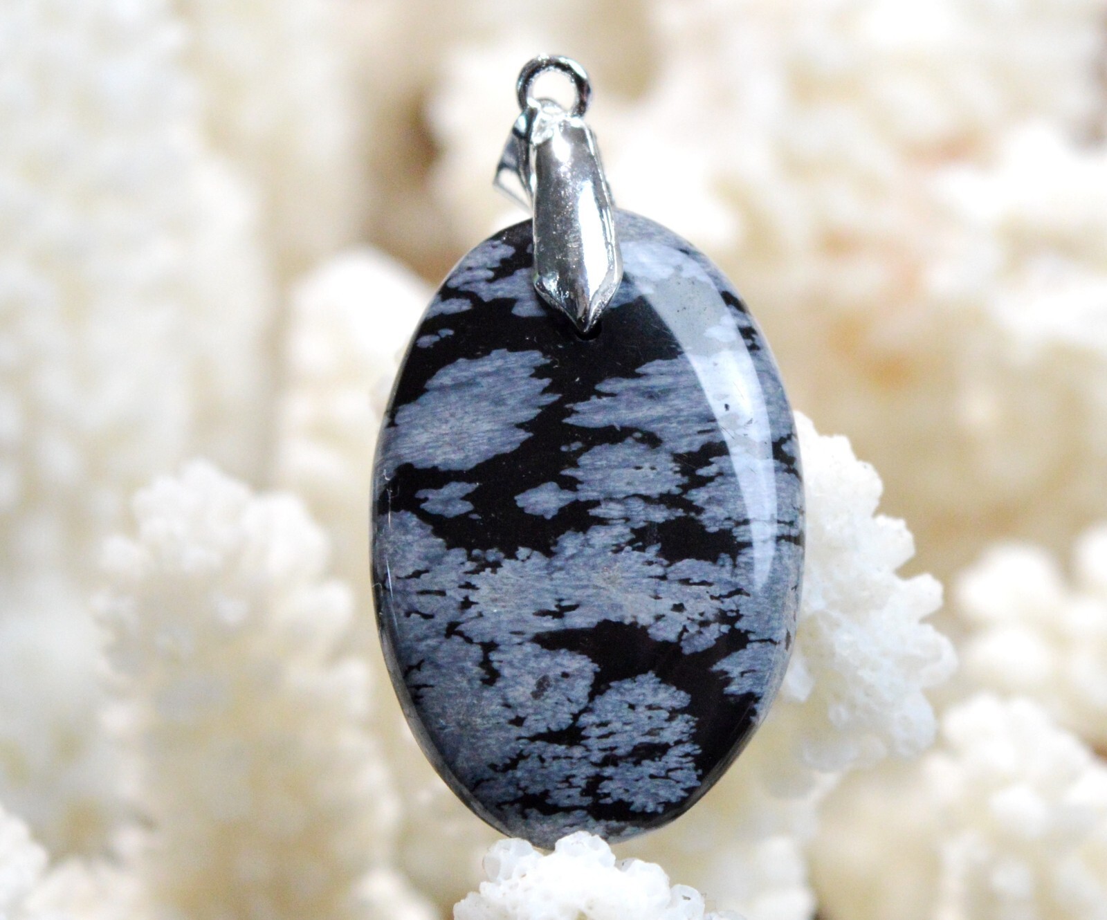 Pendentif en Obsidienne Flocon de 27 carats pour sublimer votre tenue bohème chic au quotidien