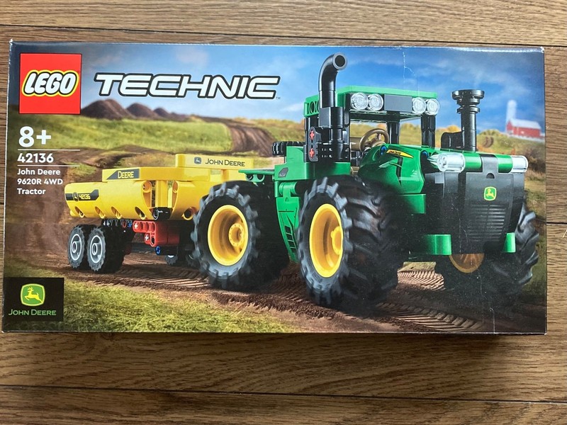 LEGO 42136 TECHNIC : John Deere 9620R 4WD Tractor  New Sealed * BOX CREASED