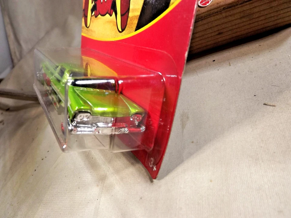 2018 Hot Wheels Disney Mickey's Garden 2/8 '57 PLYMOUTH FURY Green w/Red Lace Sp - Image 4 of 4