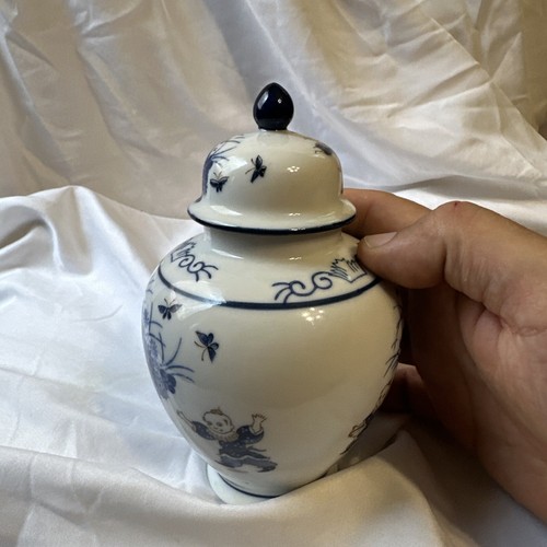Japoński porcelanowy słoik imbirowy urna kwiatowy niebieski biały 6" wysokości + drewniana podstawa vintage - Zdjęcie 3 z 8