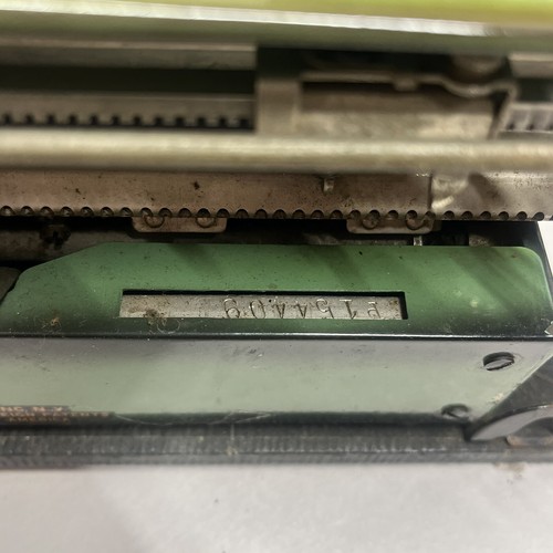 Vintage grüne Royal tragbare Schreibmaschine Modell P154409 funktioniert - Bild 10 von 12
