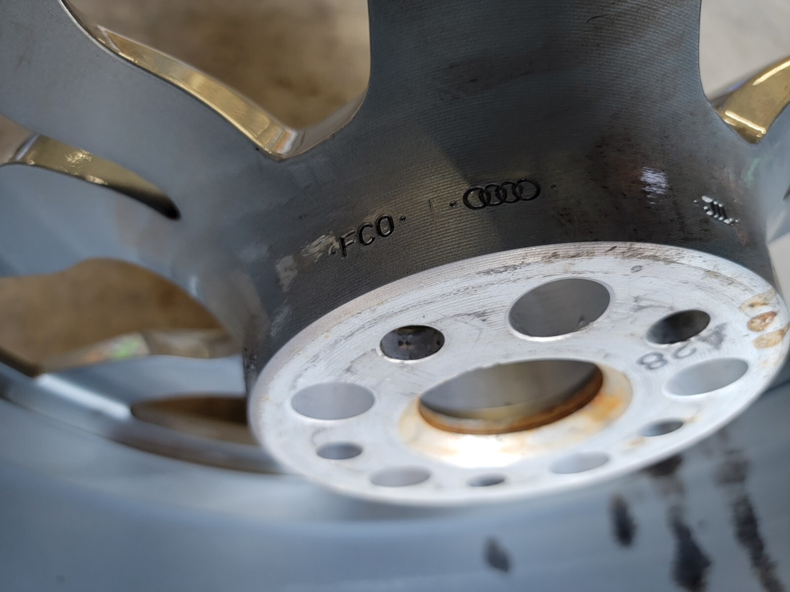 AUDI R8 FRONT RIM WHEEL WITH TIRE OEM 420601025AN