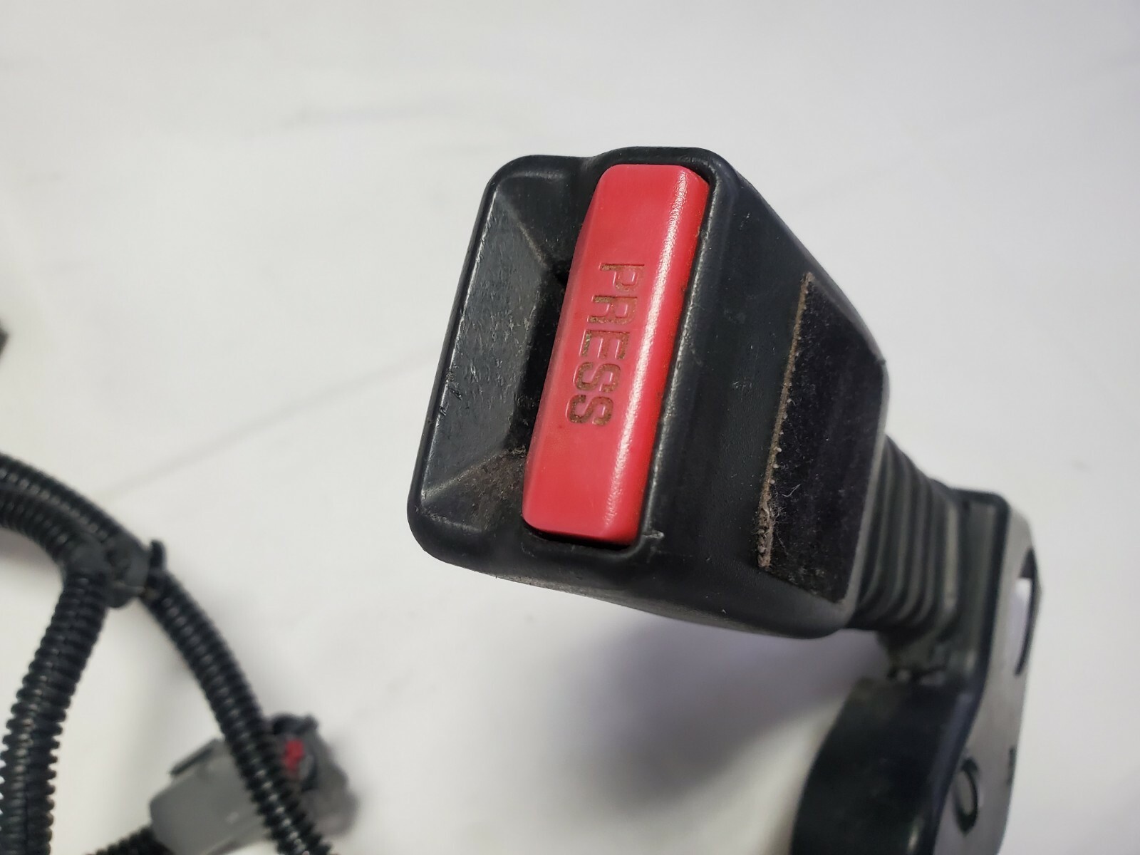 2004 - 2006 Ford Ranger Drivers & Passengers Front Seat Belt Buckles (OEM) 