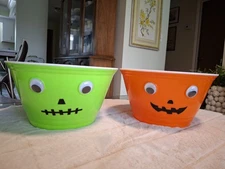 PAIR Halloween Jack-o'-lantern Treat Bowls Googly Eyes Green Orange Heavy Plasti
