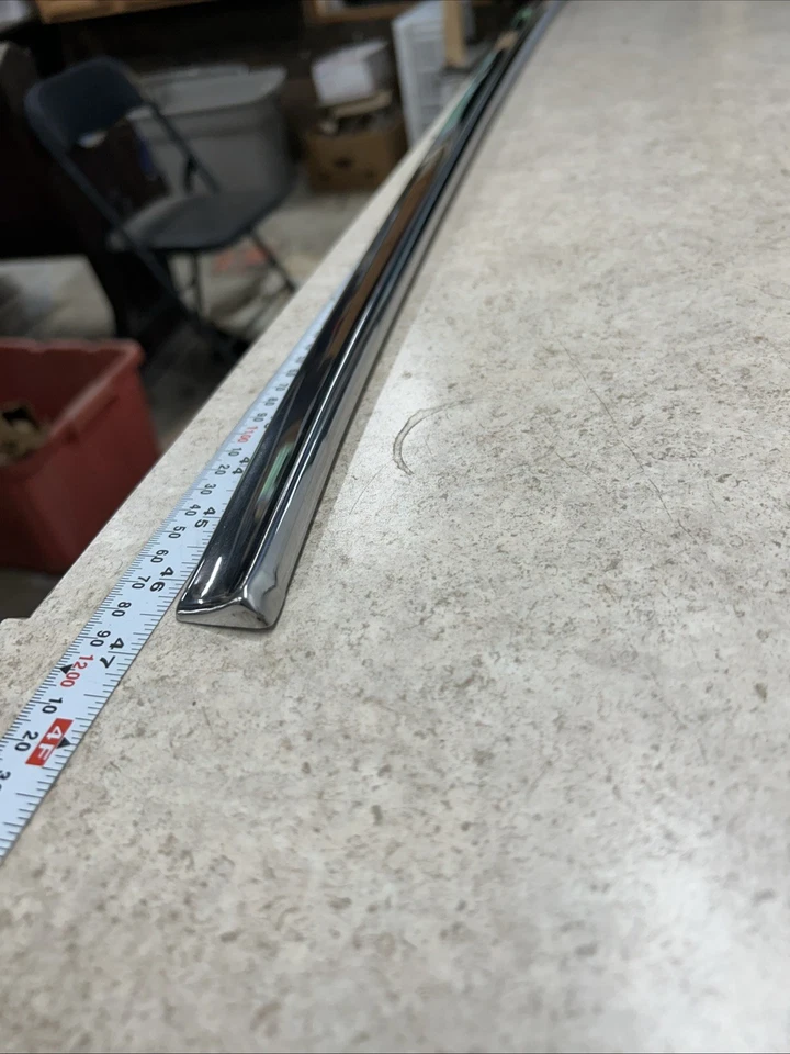 Ford Custom 300 1957 2 puertas moldura de puerta inferior izquierda Foto 2 de 4