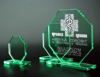 Glastrophäe 8-Eck 3 Größen, 10mm Stärke inkl. Lasergravur Gravur Pokal Jade-Glas