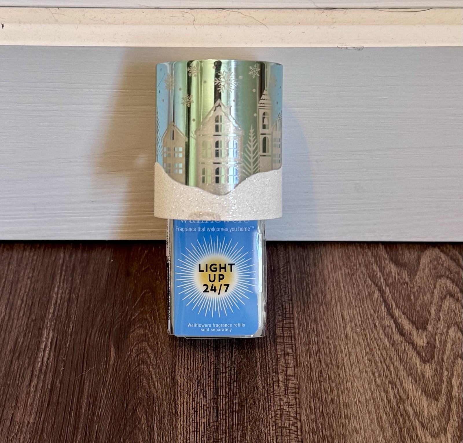 Bath & Body Works Wallflower Diffuser Plug Christmas Blue Gingerbread Village-image