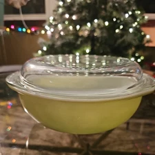 Vintage Pyrex 024 Lime Green 2 Qt Round Casserole w/ Flat Top Utility Lid 684c