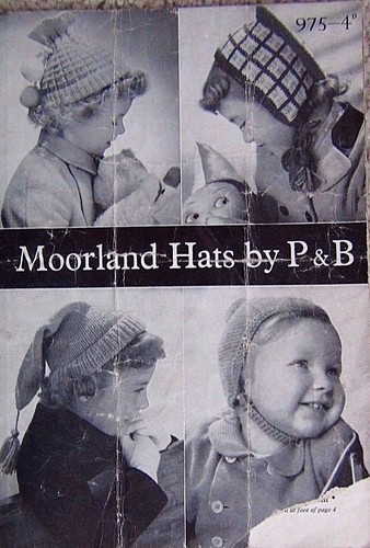 VINTAGE VIER KINDERMÜTZEN~GELEE-BAG MÜTZE~HAUBE~BLUEBELL STRICKMUSTER(V 31)