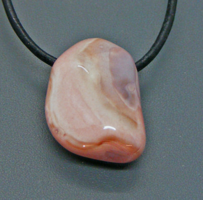BOTSWANA ACHAT PINK EDELSTEIN-ANHÄNGER TROMMELSTEIN -gebohrt- mit Lederband #E1