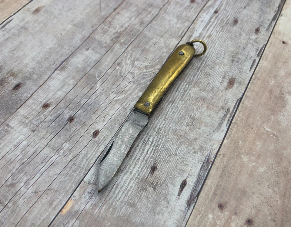 Mini cuchillo de bolsillo colgante de latón hecho a mano con lazo - encanto estilo vintage Foto 2 de 4