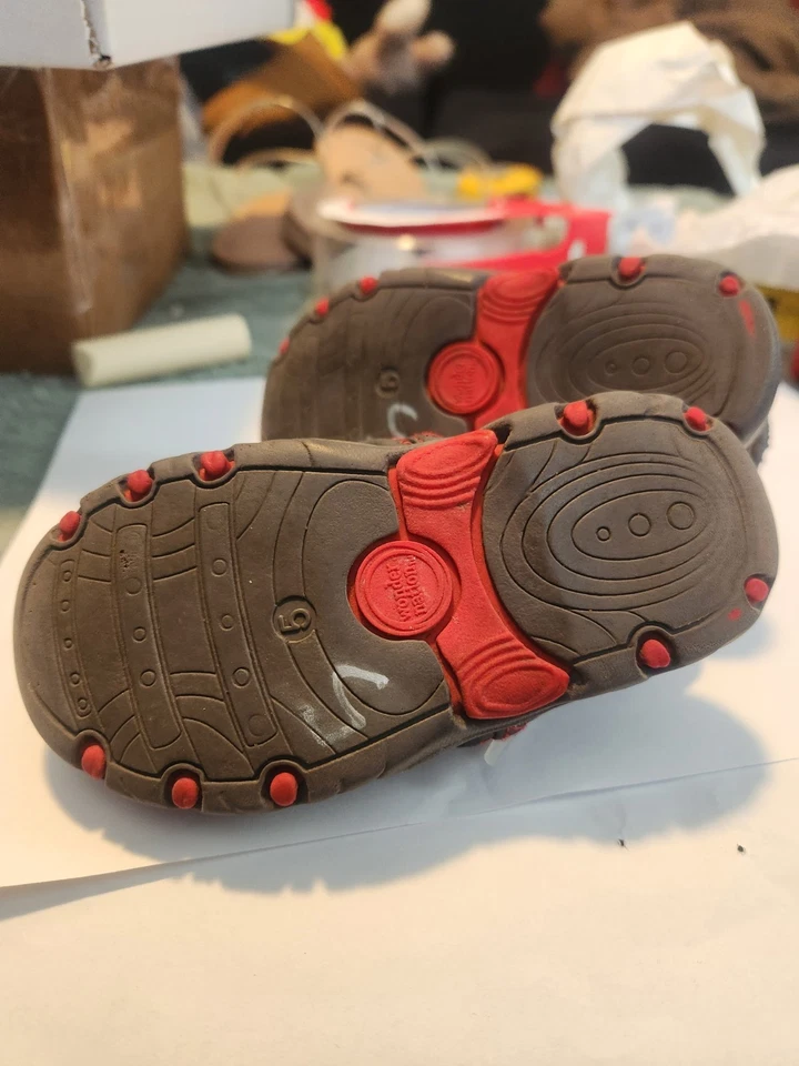 Zapatos deportivos para bebé Jumping Beans en gris con costuras rojas. Talla 5 Usado Bueno Foto 4 de 4