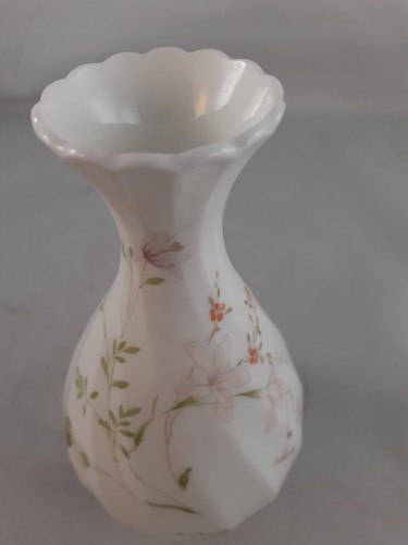 Wedgwood Campion Bud Vase 14 cm Bone China 1st Quality Vintage British - Picture 2 of 8