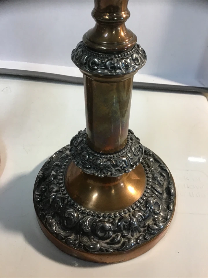 Par de candelabros antiguos de metal mezclado diseños de cobre y plata Foto 3 de 4