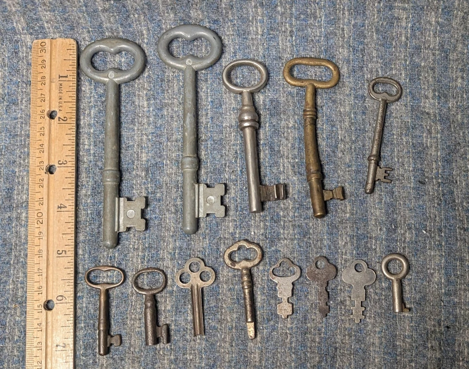 Vintage Antique Skeleton Keys Lot of 13 Barrel Hollow Bit Steampunk Craft - Image 2 of 3