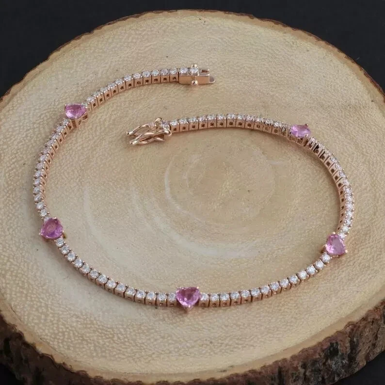 Brazalete para mujer de diamantes de zafiro creado en laboratorio con corte de corazón de 8 quilates enchapado en oro rosa de 14 quilates Foto 3 de 4