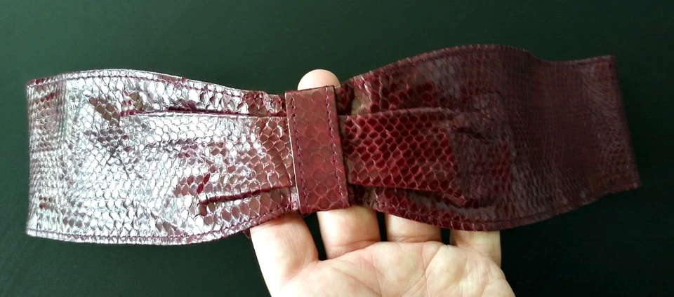 Cinturón Serpiente Años 70 Cereza Oscura Vintage Glam Boho Piel de Serpiente Genuina HECHO A MANO EN LA INDIA Foto 2 de 4