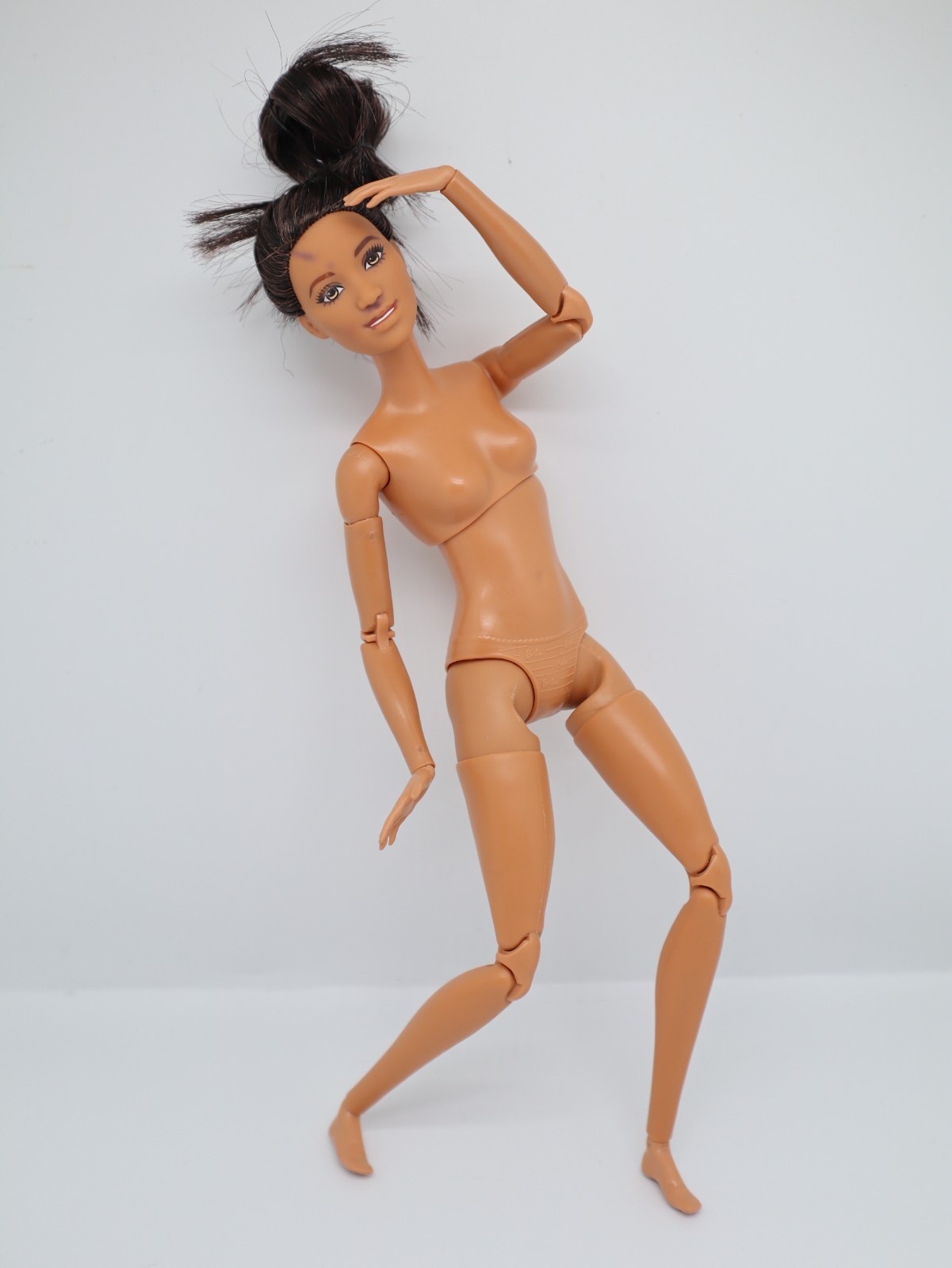 BARBIE SOCCER PLAYER DOLL 2016 FCX82 MTM Made To Move Articulated Brown Hair 12"