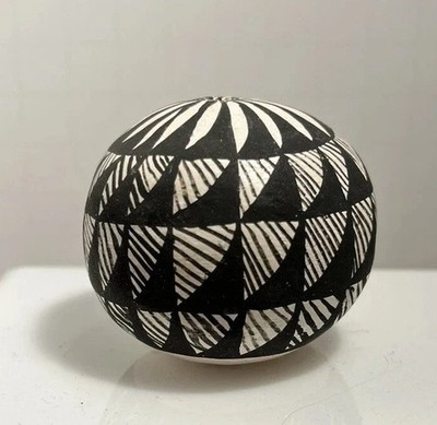 Acoma Pueblo Native American Fine Line Seed Pot Signed  Juanico  New Mexico 1.5 